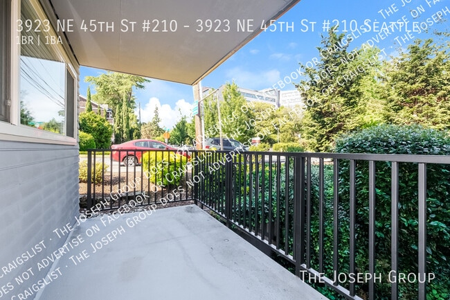 Building Photo - 3923 NE 45th St