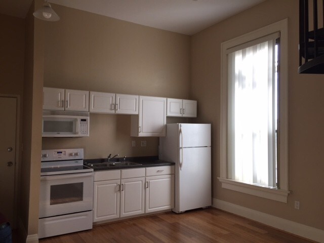 Building Photo - 440 Hopkins St