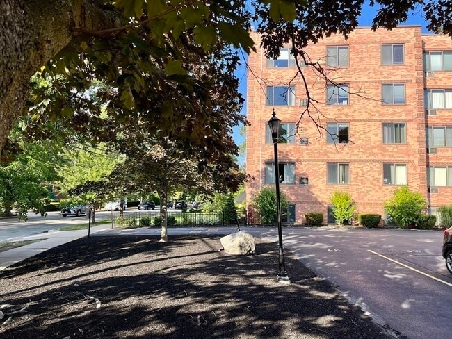 Building Photo - 128 Pleasant St