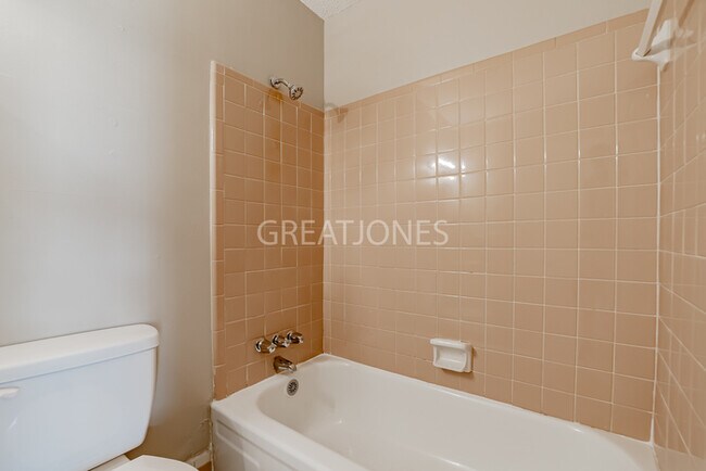 Building Photo - 968 Crestline Dr