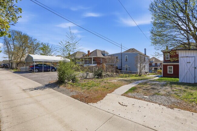 Building Photo - Beautiful Duplex with Charm