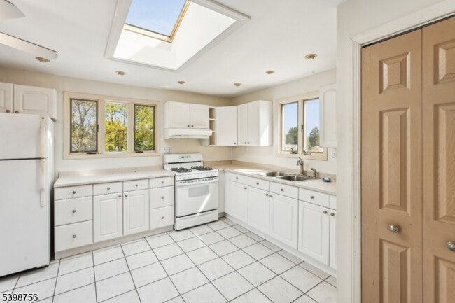 Building Photo - 374 Boyden Ave