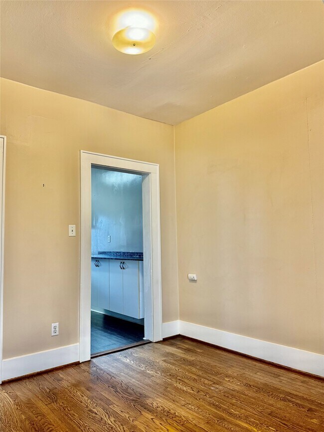 Building Photo - 605 W Saulnier St