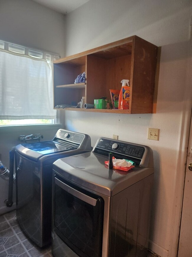 Building Photo - Spacious Lower Level Unit In Beautiful Manette