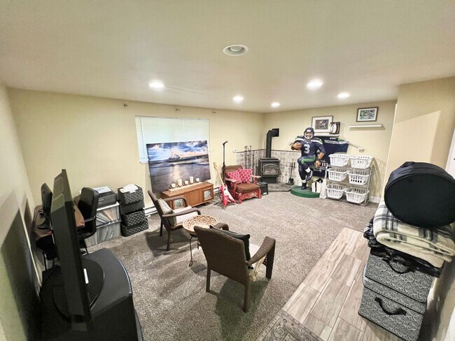 Building Photo - Available Oct. 3rd- Gorgeous Home w/Lots o...