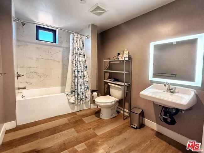 Building Photo - 723 S St Andrews Pl