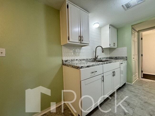 Building Photo - 2 Bedroom Townhome with All Appliances Included!