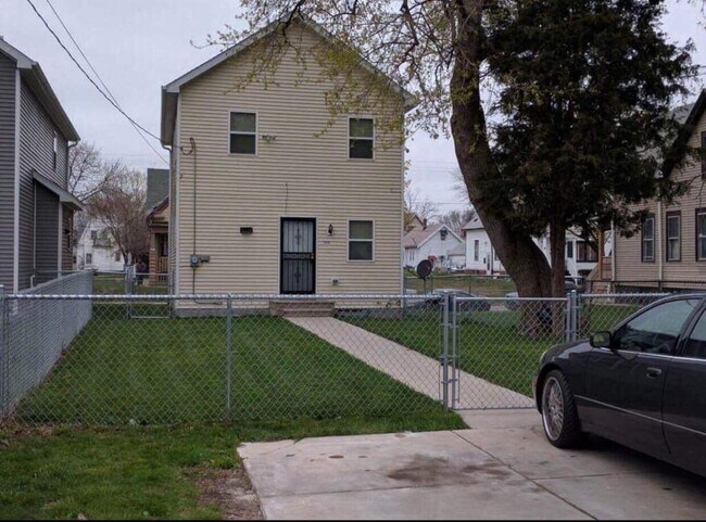 Rear Entrance/Yard/Private Parking - 2830 N 17th St