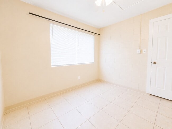 Building Photo - Convenient Downtown Living in a Bright and Comfortable 1-Bedroom Studi
