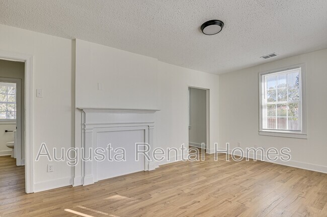 Building Photo - 2019 Roosevelt Dr