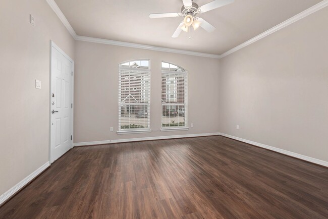 Building Photo - AUGUST PRE-LEASE!!!  Spacious 1 Bed, 1 Bat...