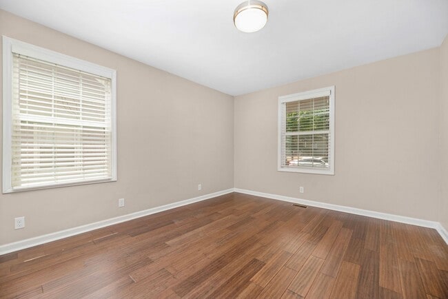 Building Photo - (Coming Soon) Renovated Home just minutes from Uptown!