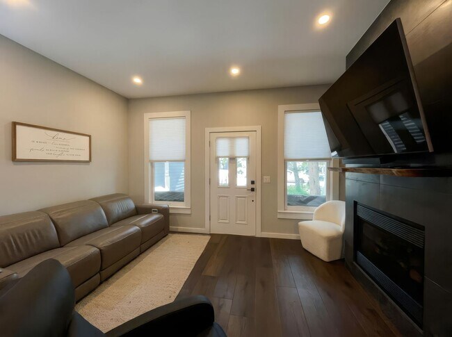 Building Photo - Furnished! In town! Walk to everything! Recently updated!