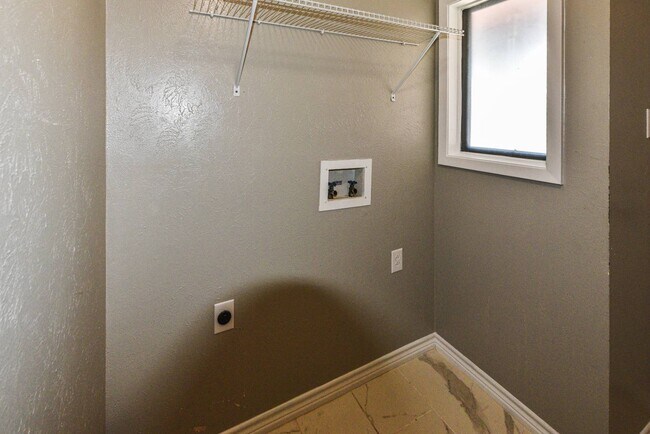 Building Photo - 1307 Linda Spur