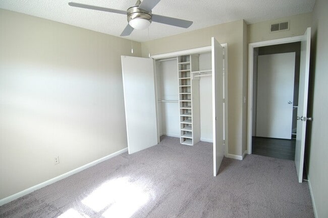 Building Photo - 2 Bedroom / 1.5 Bathroom Townhome in Madison Available Now!