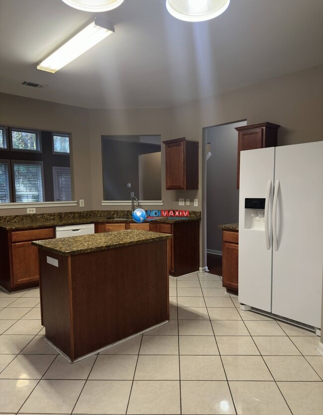 Building Photo - Large 4-bedroom house in the SECKINGER cluster in Buford