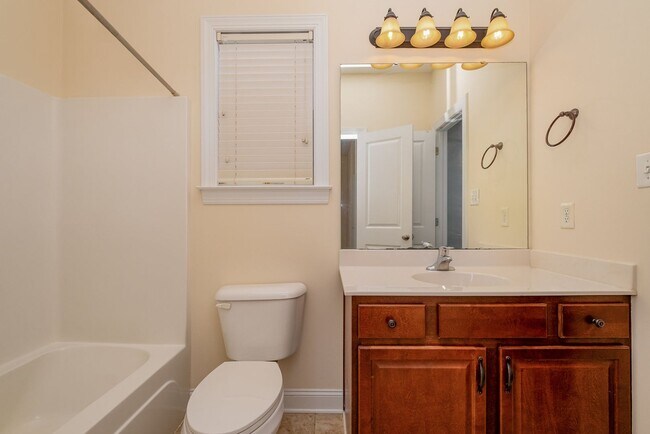 Building Photo - AVAILABLE TO SHOW!