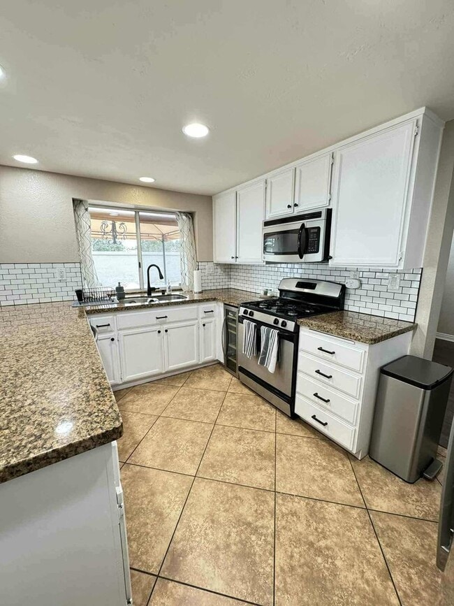 Building Photo - Temecula 3 Bedroom Home with Solar! $1000 off first month's rent!