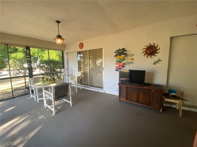 Building Photo - 904 SE 18th St