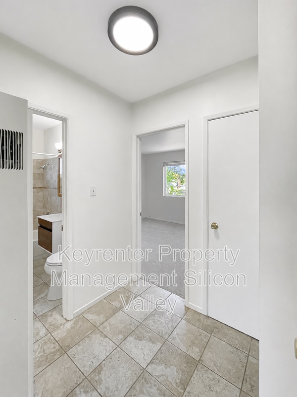 Building Photo - 923 Ravenscourt Ave