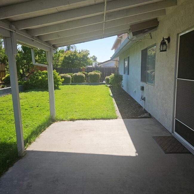 Building Photo - Spacious Open Floor Plan Close to Schools ...