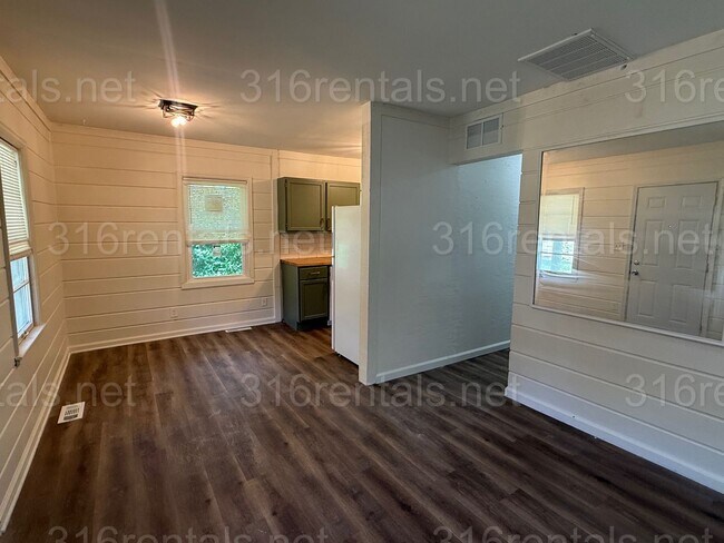Building Photo - $1,045 - 3 bedroom / 1 bathroom - Single Family Home *COMING SOON*