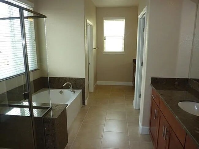 Building Photo - Fantastic Location in Roseville off Blue Oaks!  4 Bedroom Home with Downstairs Bedroom and Full B...