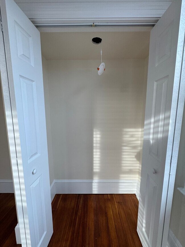 Building Photo - TOWNHOUSE FOR RENT!  ALLSTON 7 BED WITH YARD & LAUNDRY IN UNIT avail 9/1/2026