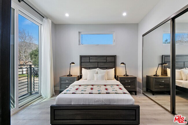 Building Photo - 15106 Roxford St