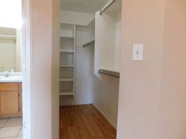Building Photo - Easy Living in Clifton