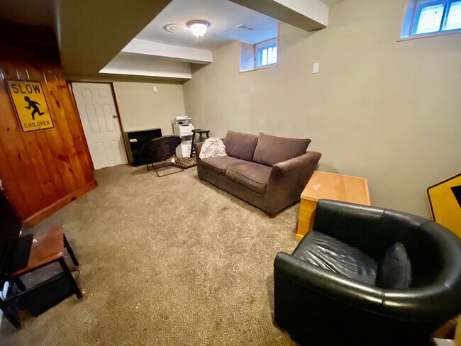 Building Photo - GREAT Remodeled 5BD/2.5BA Property near Di...