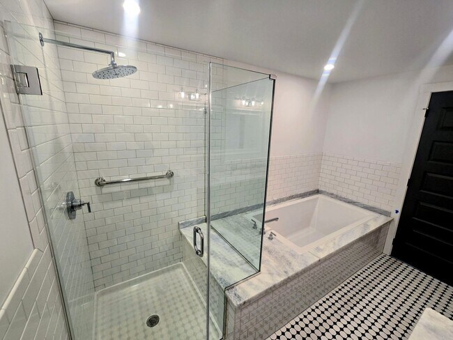 Building Photo - 1815 Main St