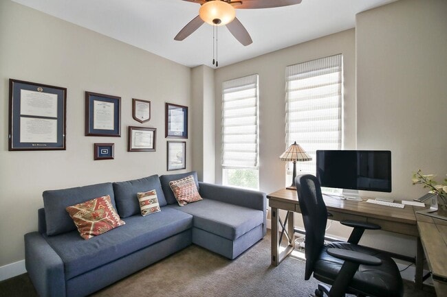 Building Photo - 4 Bed / 3.5 Bath | Crocker Village Brownst...