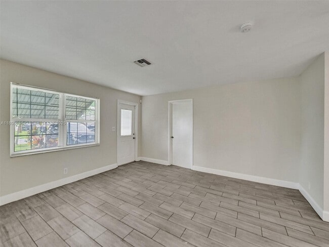 Building Photo - 221 NE 31st St