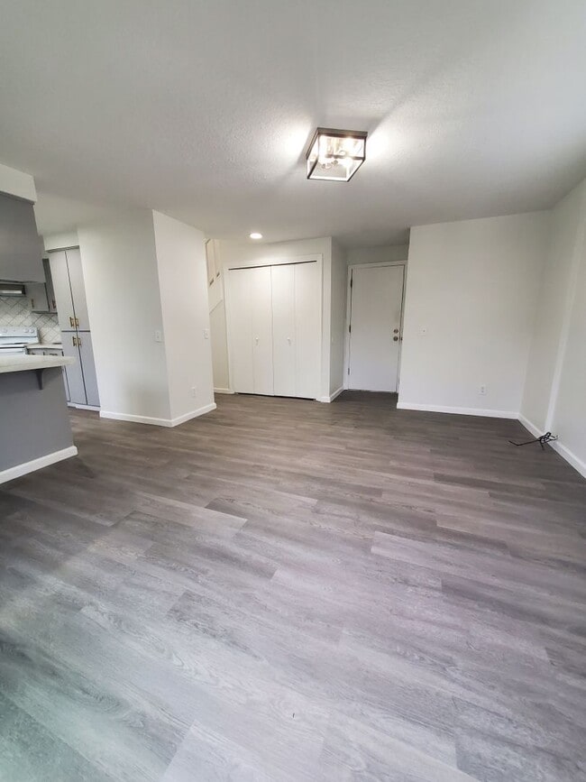 Building Photo - 3 bedroom - recently renovated home