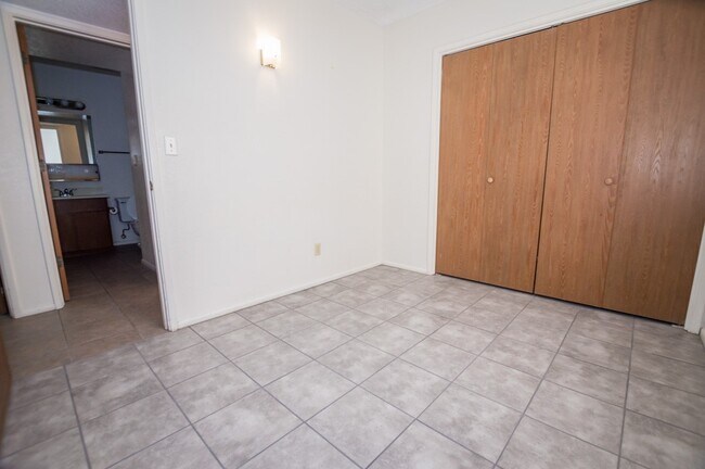 Building Photo - Welcome to this delightful 3-bedroom, 2-ba...