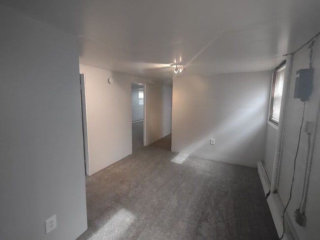 Building Photo - Spacious 4 Bedroom Single Family Home - No...