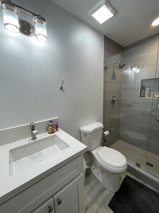 Building Photo - 510 N Villa Ct