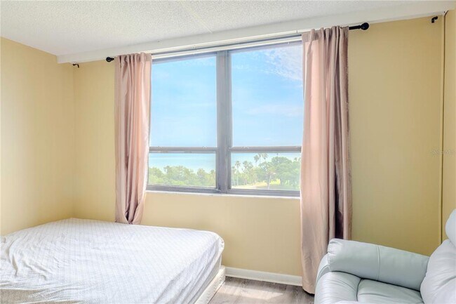 Building Photo - 2620 Cove Cay Dr