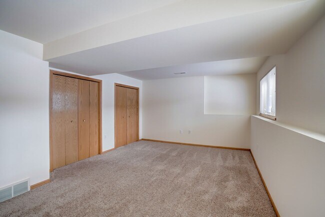 Building Photo - 6101-6103