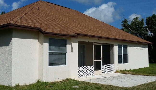 Building Photo - 2001 SW Imperial St