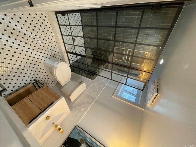 Building Photo - 255 Maple Ct