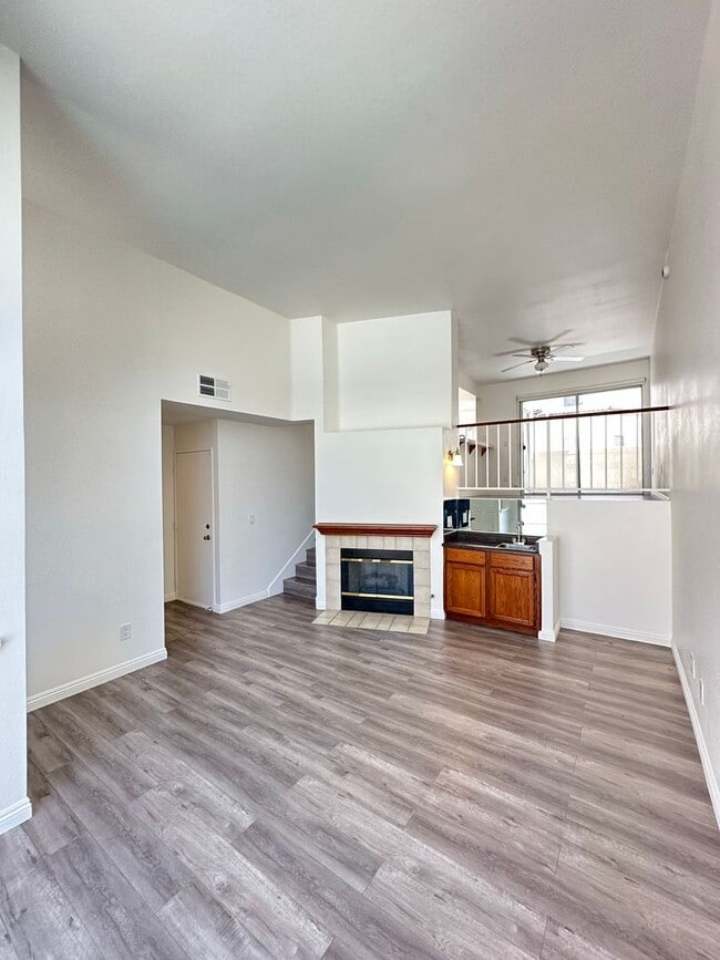 Building Photo - 5455 Sylmar Ave