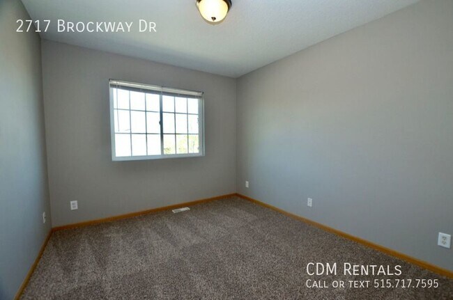 Building Photo - Huge DSM Split Level!