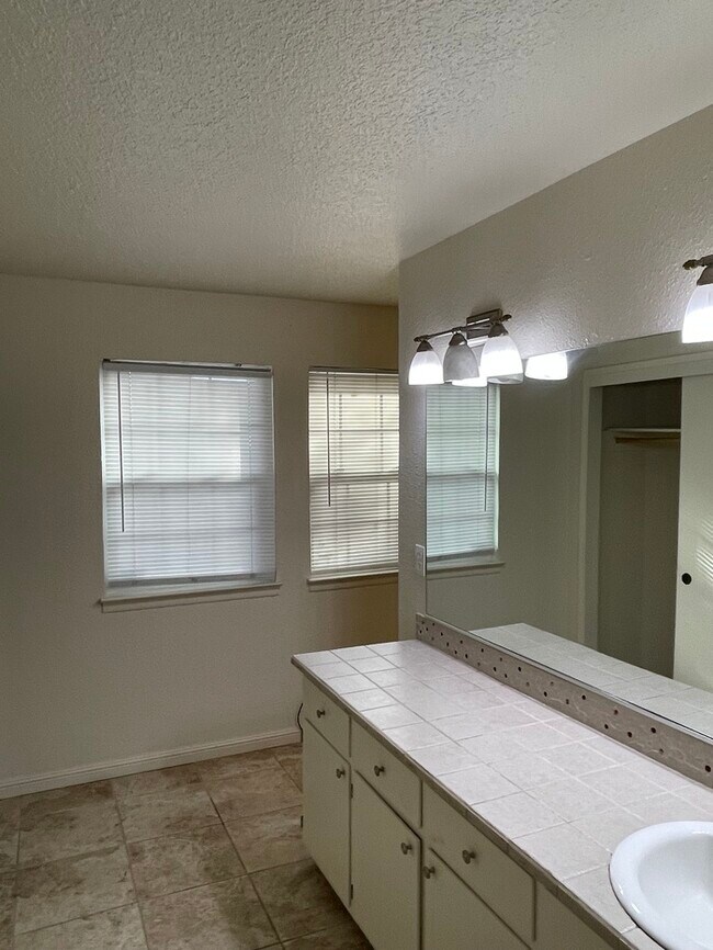 Building Photo - North Stockton 3 Bedroom Single Story Home