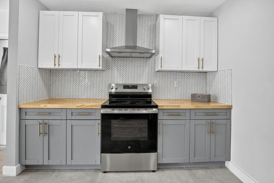 Building Photo - 642 SW 11th St