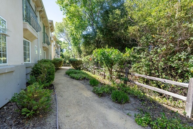 Building Photo - 1 BD / 1 BA Pet Friendly Newly Renovated Apartments