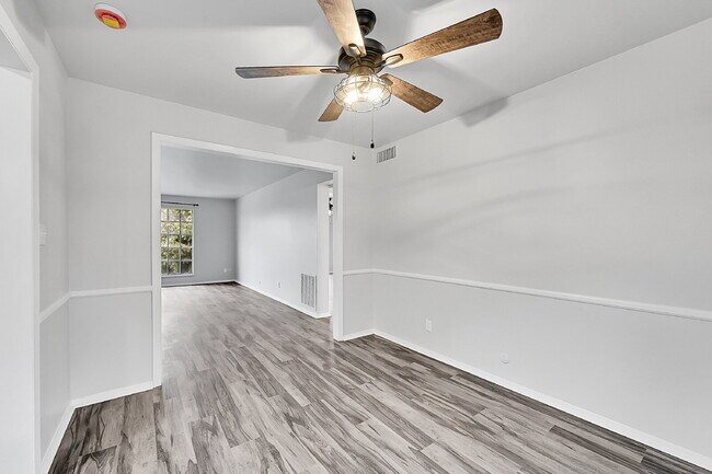 Building Photo - $1,700.00 - 2 Beds 1 Bath, Single Family H...