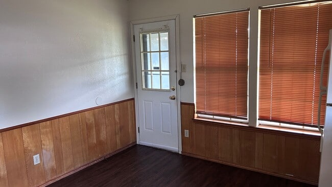 Building Photo - 2 Bedroom/2 Bathroom Duplex