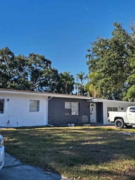 Building Photo - 1813 Hacienda Way